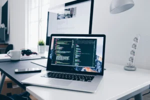 متى يكون Low-Code هو الخيار الأنسب بدلاً من البرمجة الكاملة؟