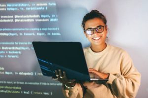 استخدام Low-Code في أتمتة إجراءات الجهات الحكومية: من نماذج الطلبات إلى خدمات رقمية قابلة للقياس