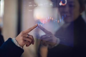 أتمتة سير العمل بين ERP وCRM داخل المؤسسة: كيف تحوّل الطلب إلى تنفيذ قابل للقياس؟