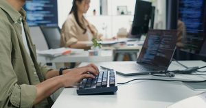 دليل التحول الرقمي للمؤسسات في الشرق الأوسط: من الرؤية إلى نتائج تشغيلية قابلة للقياس