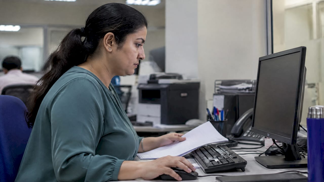 Specialist validating a bank statement import